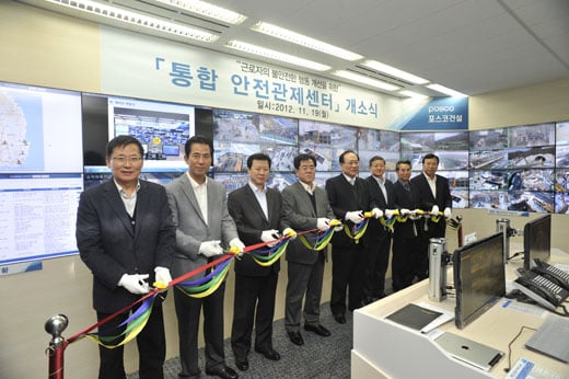 ↑ 정동화 포스코건설 부회장(오른쪽 4번째)과 임직원들이 27일 인천 송도국제도시 본사 10층에서 열린 통합 안전관제센터 개소식에서 테이프 커팅을 하고 있다. ⓒ포스코건설 제공