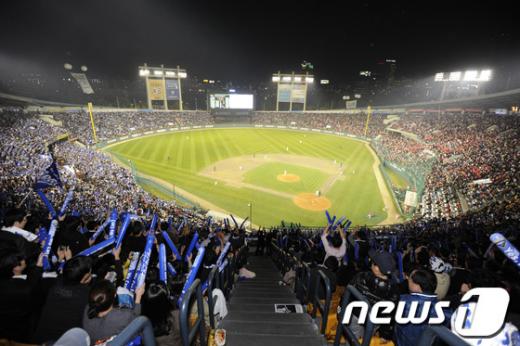 ↑ 2012 팔도 프로야구 한국시리즈 삼성- SK의 경기가 열린 서울 잠실구장. ⓒ사진제공=뉴스1