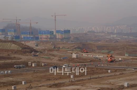↑ 강원 원주혁신도시 건설현장. 덤프트럭과 공사차량이 분주히 움직이고 있다.ⓒ송학주 기자