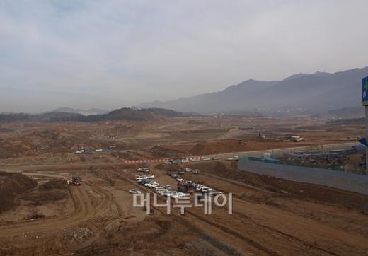 ↑강원 원주혁신도시 건설현장. 현장 뒷편으로 치악산 자락이 보인다.ⓒ송학주 기자