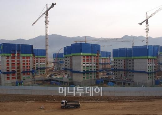 ↑강원 원주혁신도시에 들어서는 아파트 건설 현장.ⓒ송학주 기자