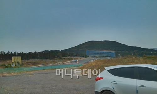 ↑제주도 서귀포 혁신도시 '삼다시티'에서 고근산을 바라본 전망. @이재윤기자