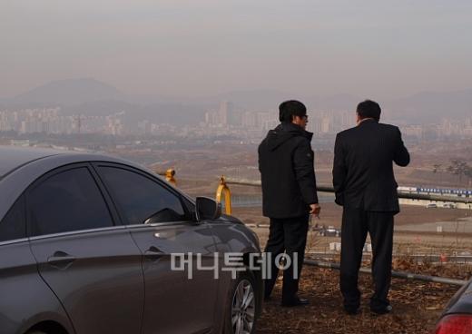 ↑ 강원 원주혁신도시에 투자를 하기 위해 땅 보러 온 사람들.ⓒ송학주 기자