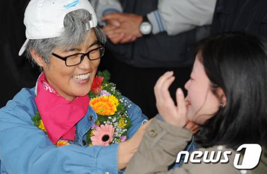 지난해 11월10일 부산 영도 한진중공업 조선소 85호 크레인 위에서 309일째의 고공농성을 풀고 내려온 김진숙 민주노총 부산지역본부 지도위원과 김여진.  News1 양동욱 기자