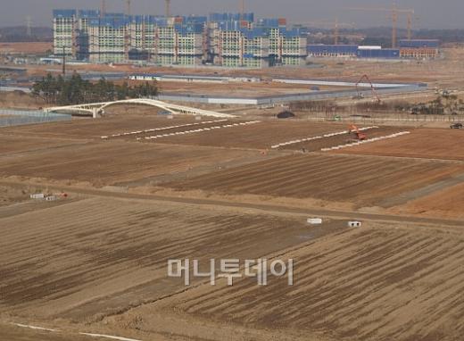 ↑전북 전주·완주혁신도시 부지조성 공사현장. 농업생명 관련 시험포가 정돈돼 있다.ⓒ송학주 기자