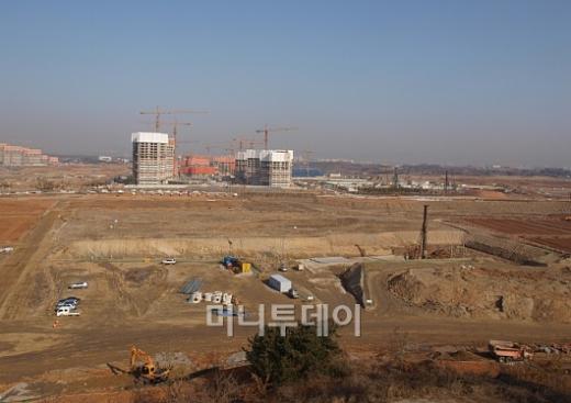 ↑전북 전주·완주혁신도시 부지조성 공사현장. 부지내 들어서는 아파트 공사가 한창이다.ⓒ송학주 기자