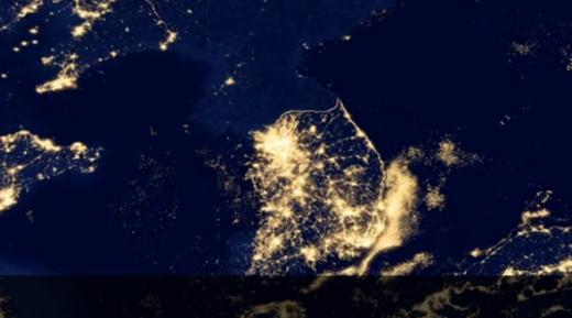 ▲ 美 항공우주국(NASA)이 공개한 지구의 야간 불빛 영상 '블랙마블'에 나온 남한과 북한. 남한은 도시들의 불빛이 화려한 데 비해 북한은 평양을 제외한 전 지역이 칠흑같은 어둠으로 나타나 있다 (ⓒNASA 동영상 캡쳐)