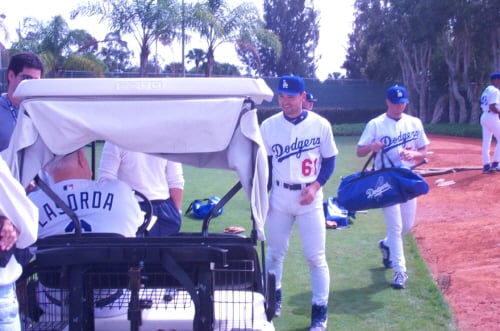 ↑ 1999년 플로리다 베로비치에서 열린 스프링캠프 당시 사진이다. 왼쪽 카트를 타고 있는 분이 박찬호의 양아버지이기도 한 토미 라소다 전 감독이다. 오른쪽의 박찬호에게서는 26세 청년의 환한 모습이 느껴진다. 변함없이 산은 푸르고 물은 흘러가지만 세월이 주는 흔적을 막을 수는 없다.ⓒ 스타뉴스 자료사진