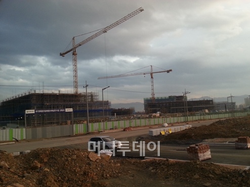 ↑대구신서혁신도시는 이전 공공기관뿐 아니라 의료복합단지와 R&D특구로 지정돼 함께 조성되고 있다. 사진은 의료복합단지지원시설 전경. ⓒ김정태 기자