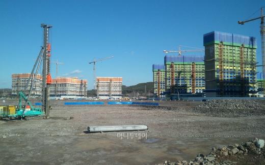 ↑경남진주혁신도시는 경남 진주시 호탄동과 문산읍, 금산면 일원 407만8000㎡에 3만8400여명의 인구를 수용하는 교육·문화·주거 등 정주환경과 자족기능을 갖춘 복합도시로 건설된다. 사진은 LH신사옥 부지와 아파트 건설현장 모습. ⓒLH 제공
