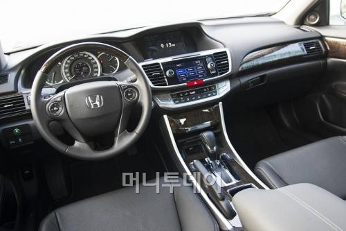 ↑혼다 어코드 실내