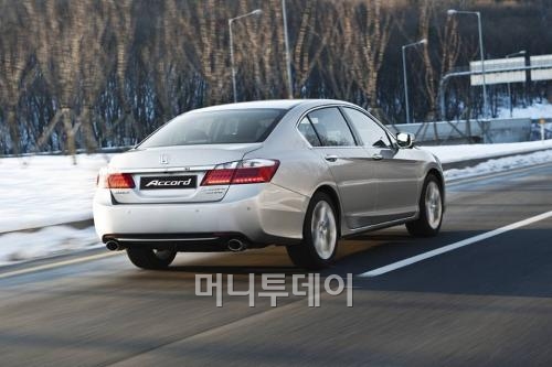 ↑혼다 어코드 뒷면