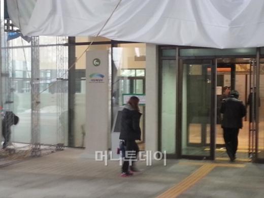 ↑국토해양부 세종시청사 입구는 공사가 끝나지 않아 아직 정리가 덜된 모습이다. ⓒ김정태 기자