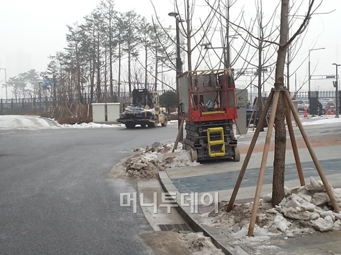 ↑청사 출입구에는 공사차량이 드나들고 있다. ⓒ김정태 기자