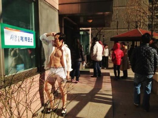 ▲만화가 김풍이 투표 인증샷을 올렸다 (ⓒ트위터 캡쳐)