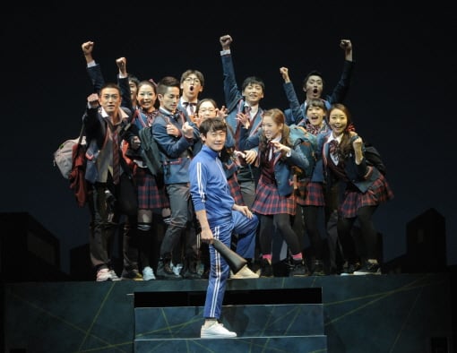 ↑뮤지컬 '완득이', 학생들과 동주선생의 신나는 안무가 펼쳐졌다.