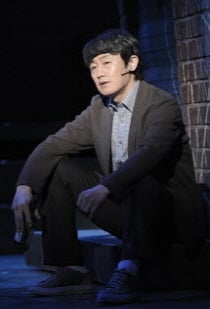 ↑겉으로는 엄격하지만 진심으로 학생들을 아끼고 걱정하는 동주선생이 노래 '별 하나, 달이 되어'를 부르는 장면.
