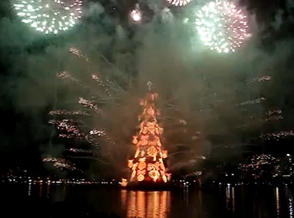 ▲최근 브라질 리우에서 공개된 세계 최대의 수상 크리스마스트리. 화려한 불꽃놀이와 함께 공개돼 관광객들의 이목을 끌었다. (ⓒ유튜브 동영상 캡처)