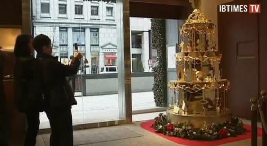 ▲도쿄에서 공개된 순금의 디즈니 캐릭터 크리스마스트리. (ⓒibTimes동영상캡처)