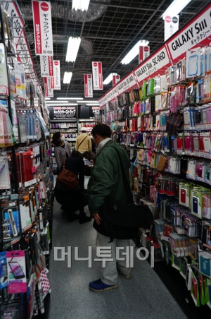 ↑삼성전자 갤럭시 시리즈 주변기기 전용 매대 라인. 요도바시 카메라의 삼성전자 스마트폰 전용 주변기기 매장규모는 일본 현지 기업들을 제치고 아이폰에 이어 두번째로 크다.