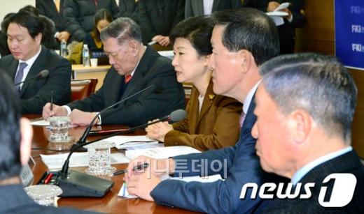 박근혜 대통령 당선인이 26일 전국경제인연합회를 찾아 대기업 회장들과 대화를 나누고 있다.