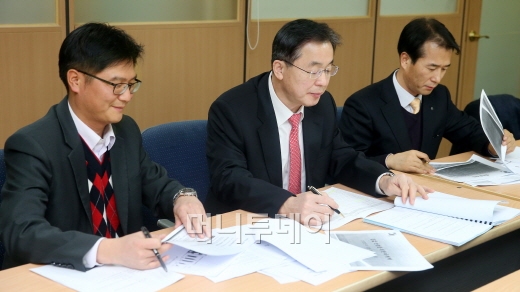↑심사위원단이 제8회 경제올림피아드 금융경시대회 부문 심사를 진행하고 있다. 사진 왼쪽부터 채원배 머니투데이 금융부장, 전한백 전국은행연합회 상무이사, 이성열 신한은행 상품개발부장.