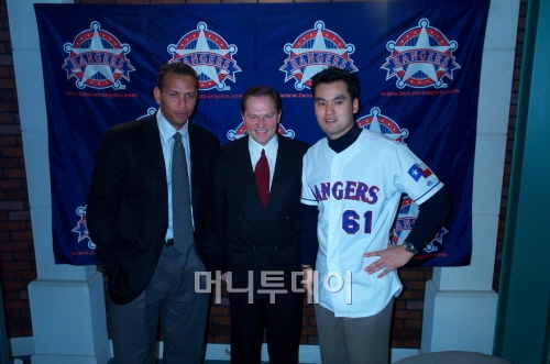 ↑ 박찬호가 2001년 12월 텍사스 레인저스 입단식을 마친 뒤 메이저리그 최고 몸값인 알렉스 로드리게스(현 뉴욕 양키스, 왼쪽부터) 그리고 에이전트 스캇 보라스와 나란히 했다. ⓒ 머니투데이 자료사진