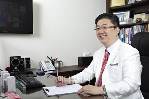 ↑더마스터 피부과 권한진원장