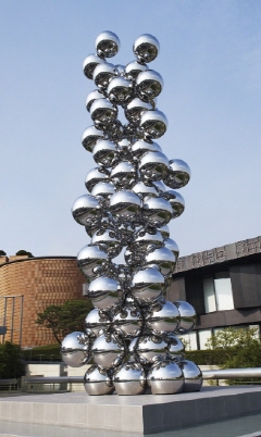 ↑아니쉬 카푸어 '큰 나무와 눈', 2009, 스테인리스 스틸, 15x5x5m, 삼성미술관 Leeum 소장