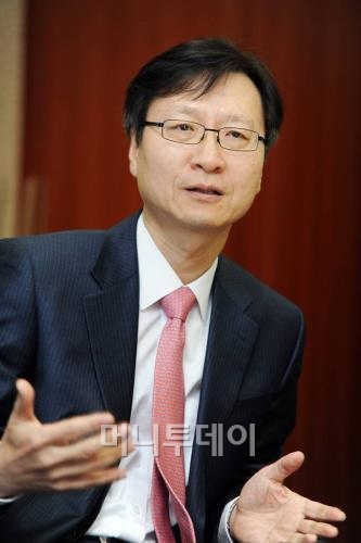 ⓒ박경서 고려대 교수. 그는 고려대 경영학과를 졸업하고 미국 스탠퍼드대 경영대학원 석사를 거쳐 노스웨스턴대 켈로그경영대학원에서 박사학위를 받았다. 공적자금관리위원회 위원 및 매각소위원장을 역임했다. 현재 금융위원회 금융발전심의위원회 금융서비스분과위원장, 한국거래소 상장공시위원회 위원장을 맡고 있다. /사진= 구혜정 기자