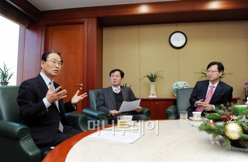 ↑ 지난달 27일 박종수 한국금융투자협회장(왼쪽)과 박경서 고려대 교수(오른쪽)가 위기에 빠진 자본시장 활성화 방안에 대해 대담을 나누고 있다. /사진=구혜정 기자.