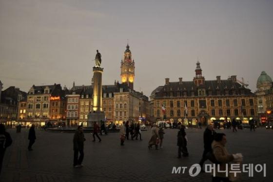 ↑어두워지는 릴 도심 전경