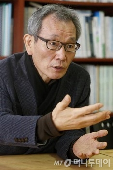 ↑기획재정부와 한국사회적기업진흥원이 지난해 12월 여의도에서 연 협동조합 설립희망자 교육에 참가하기 위해 교육생들이 수강을 신청하고 있다. 이 교육엔 정원 470명을 초과한 700여명의 수강생이 몰렸다.ⓒ이경숙 기자