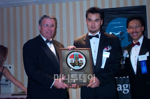 ↑ 박찬호가 2000년 2월 로스앤젤레스에서 열린 행사에서 LA 카운티 공로상을 받은 뒤 기념 촬영을 하고 있다. 그는 야구 인생의 걸림돌이 될 것이라던 ‘그 날’의 치욕을 극복해냈다. ⓒ 머니투데이 자료사진