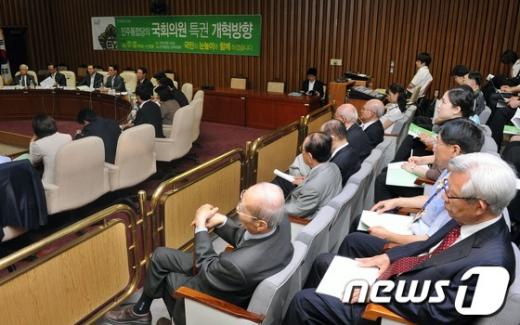 지난해 7월 서울 여의도 국회의사당에서 열린 '민주통합당의 국회의원 특권 개혁방향' 공청회에 헌정회 원로들이 참석해 박지원 원내대표의 모두발언을 경청하고 있다./뉴스1(news1.kr)=이종덕 기자