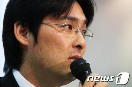 고(故) 최진실씨의 전 남편인 조성민씨가 6일 오전 5시26분께 서울 강남구 도곡동의 동거녀 아파트에서 숨진 채 발견됐다. 사진은 지난 2008년 12월 8일 조씨의 기자회견 모습. News1