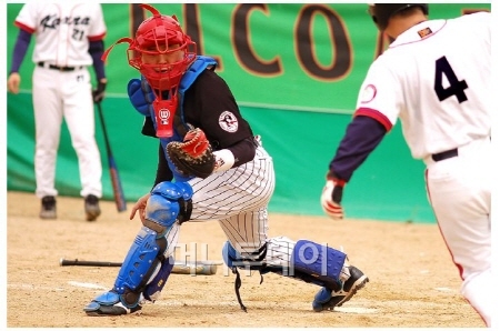 ↑사회인야구 시합에서 포수를 맡고 있는 안재식 반도건설 개발사업팀장.