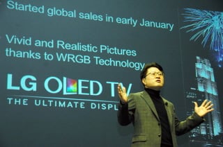 ↑LG전자 안승권 사장(CTO )이 현지시각 7일 미국 라스베이거스 만달레이베이 호텔에서 열린 ‘LG전자 프레스 컨퍼런스’에서 올해의 전략제품과 스마트 기술을 소개하고 있다.