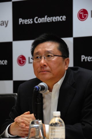 ↑한상범 LG디스플레이 사장이 7일(현지시간) 미국 라스베이거스에서 열린 세계 최대 가전전시회(CES) 개막에 앞서 열린 기자간담회에서 올해 신제품을 설명하고 있다.