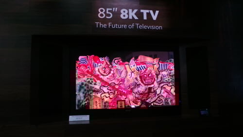 ↑샤프가 7일(현지시간) 세계 최대 가전전시회(CES) 2013 개막에 앞서 공개한 85형 8K 초고화질 TV.