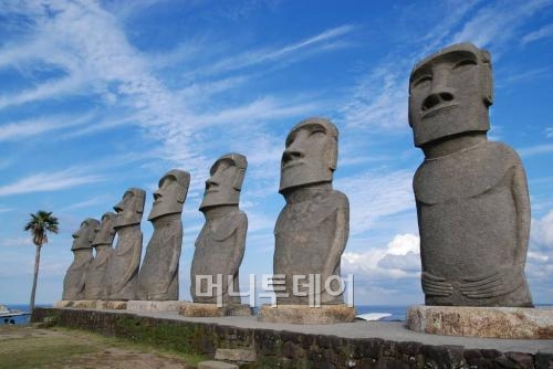 시가이아 리조트에서 멀지 않은 곳에 선멧세 니치난 공원이 자리잡고 있다. 이곳은 세계 7대 불가사의인 이스타섬 모아이석상을 똑같이 재현해 놓았다.