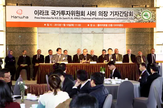 ↑사미 알 아라지(Dr. Sami R. Al-Araji, 가운데) 이라크 국가투자위원회(NIC) 의장이 10일 서울 소공동 플라자호텔에서 열린 기자간담회에서 기자들과 질의응답을 하고 있다. ⓒ사진=한화건설 제공