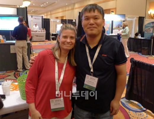 ▲지난해 9월 미국통증학회세미나에서 미국환우회 관계자와 찍은 사진. 국내 CRPS환우들의 복지를 증진시키기 위한 교류를 이어가고 있다.