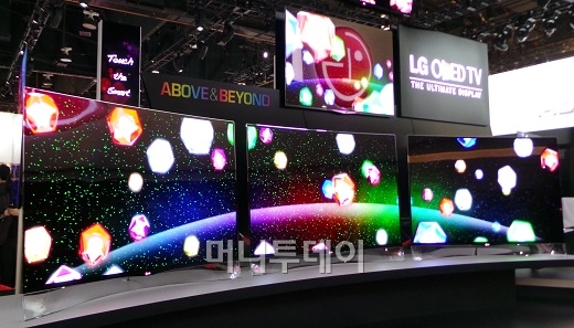 LG전자가 지난 8일(현지시간)부터 11일까지 미국 라스베이거스에서 열린 세계 최대 가전전시회(CES)에 전시한 커브드 OLED TV. 3대를 나란히 전시해 대형 영화관을 보는 듯 곡면 효과를 극대화했다.