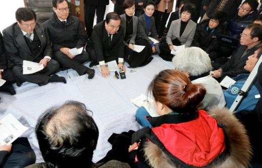 ↑민주통합당 문희상 비상대책위원장이 16일 부산 영도구 한진중공업 천막농성장을 방문해 고 최강서씨 의 유족들에게 인사하고 있다.