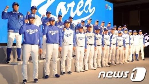 ↑15일 오후 서울 역삼동 르네상스호텔에서 열린 WBC 국가대표팀 출정식 및 유니폼 발표회에서 코치진과 선수들이 화이팅을 외치고 있다.ⓒ 뉴스1 News1 허경 기자