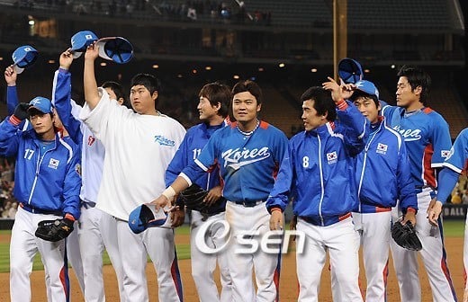 ↑ 제2회 WBC 한국대표팀이 경기를 마치고 인사하는 모습. ⓒ사진제공= OSEN