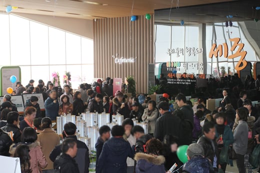 ↑세종시 건설청 인근 대평동 484-12에 지난 18일 문을 연 세종시 호반베르디움 5차 모델하우스가 관람객들로 인산인해를 이루고 있다. ⓒ사진=호반건설 제공