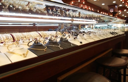 ↑서울 종로의 한 귀금속 상가에 진열된 보석. 사진은 본 기사와 관련없음. ⓒ머니투데이 DB