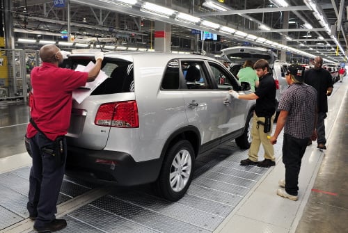 기아차 조지아공장에서 근로자들이 완성된 쏘렌토의 조립 상태를 점검하고 있다.